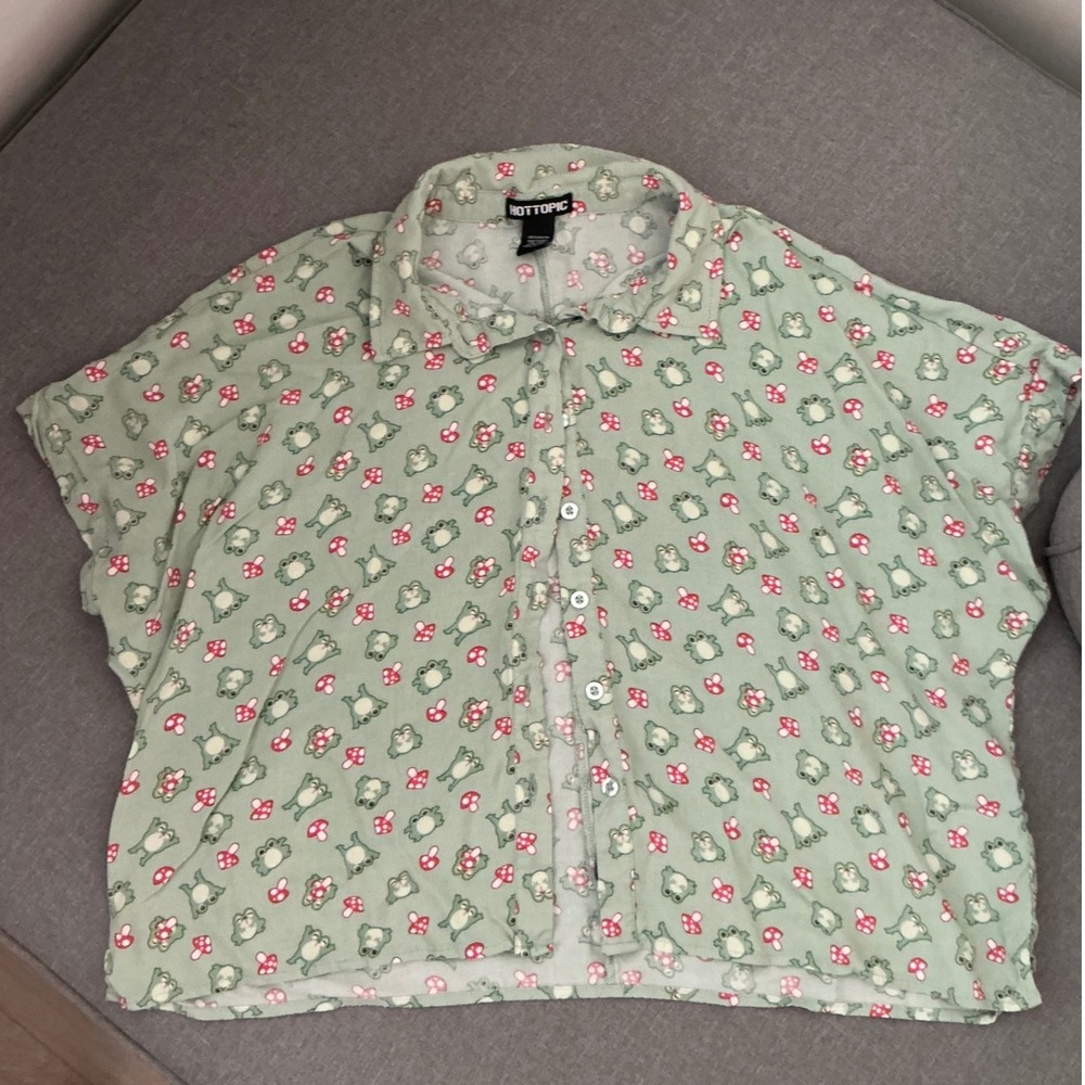 Hot Topic Frog and Mushroom Print Rayon Button Down Shirt Green Large